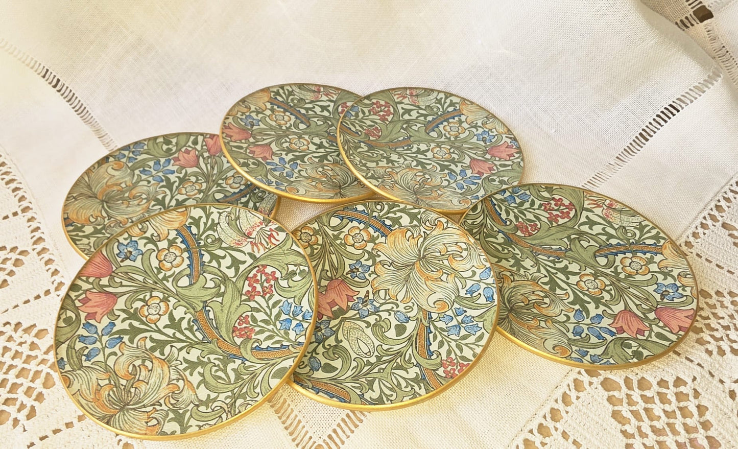 Plato de pan de cristal artesanal con decoupage William Morris en tono verde menta. Hecho a mano