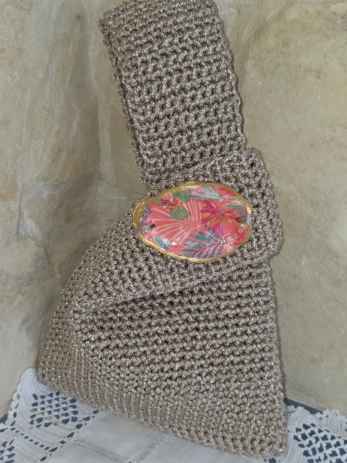 Bolso de ganchillo color champan hecho a mano con material reciclado y concha decorativo.