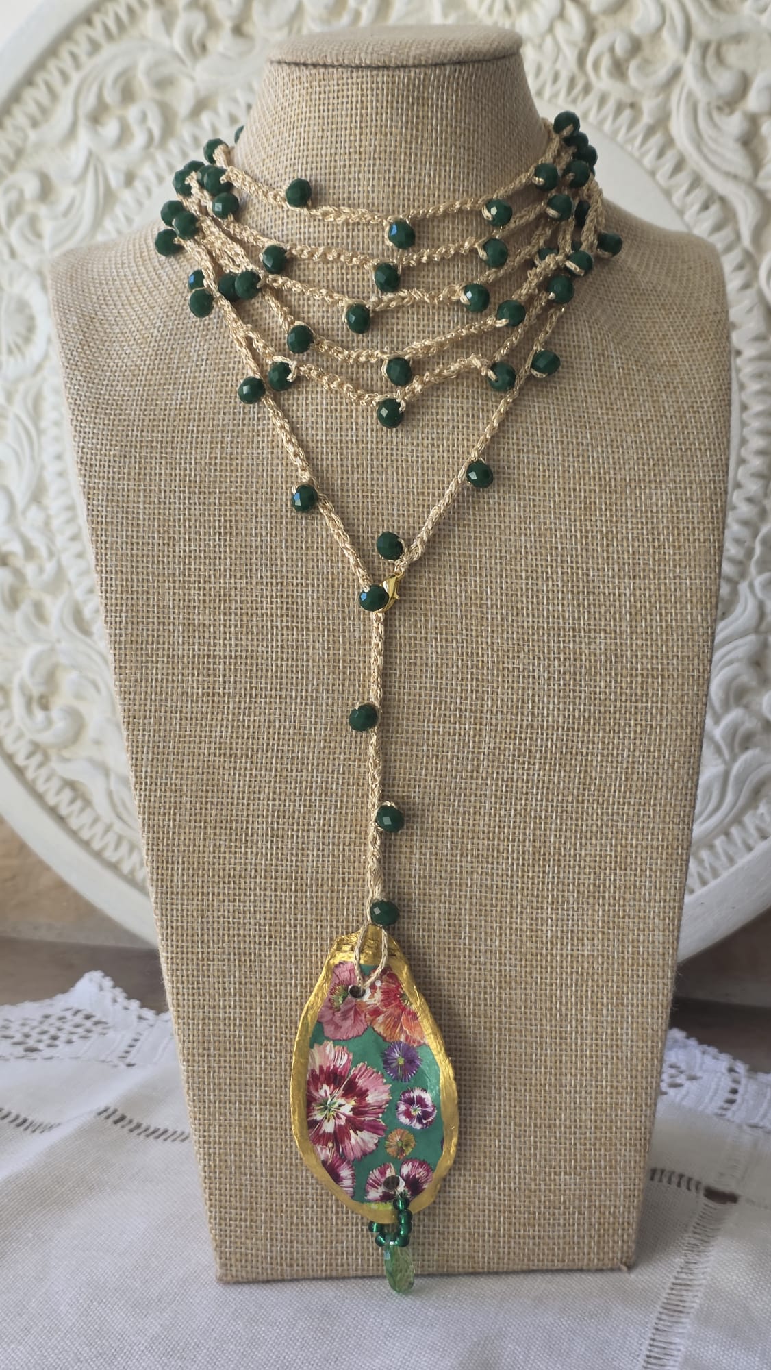 Collar de ganchillo con concha de ostión hecho a mano estilo boho mediterráneo