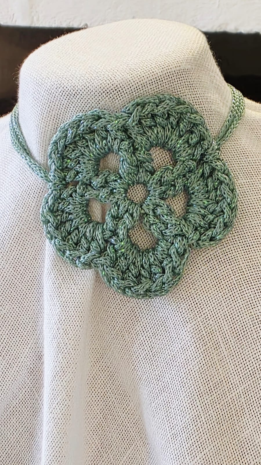 Choker de crochet color menta con flor lateral hecho a mano en modelo elegante con hilo reciclado procedente de pálsticos