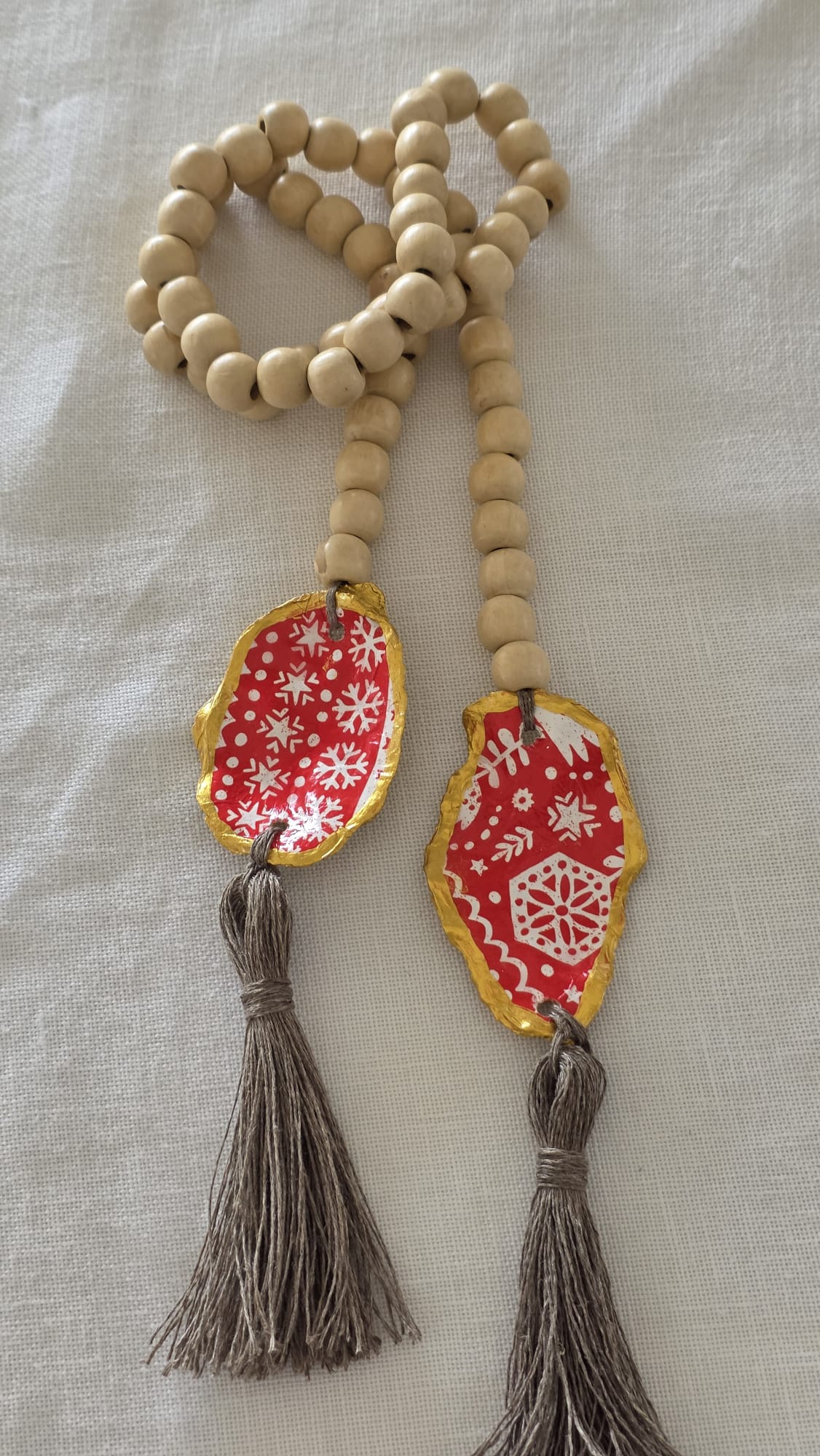 Adorno artesanal reciclado para jarrón realizado con conchas de ostiones del Carnaval de Cádiz, bolas de mara y pompones de lino