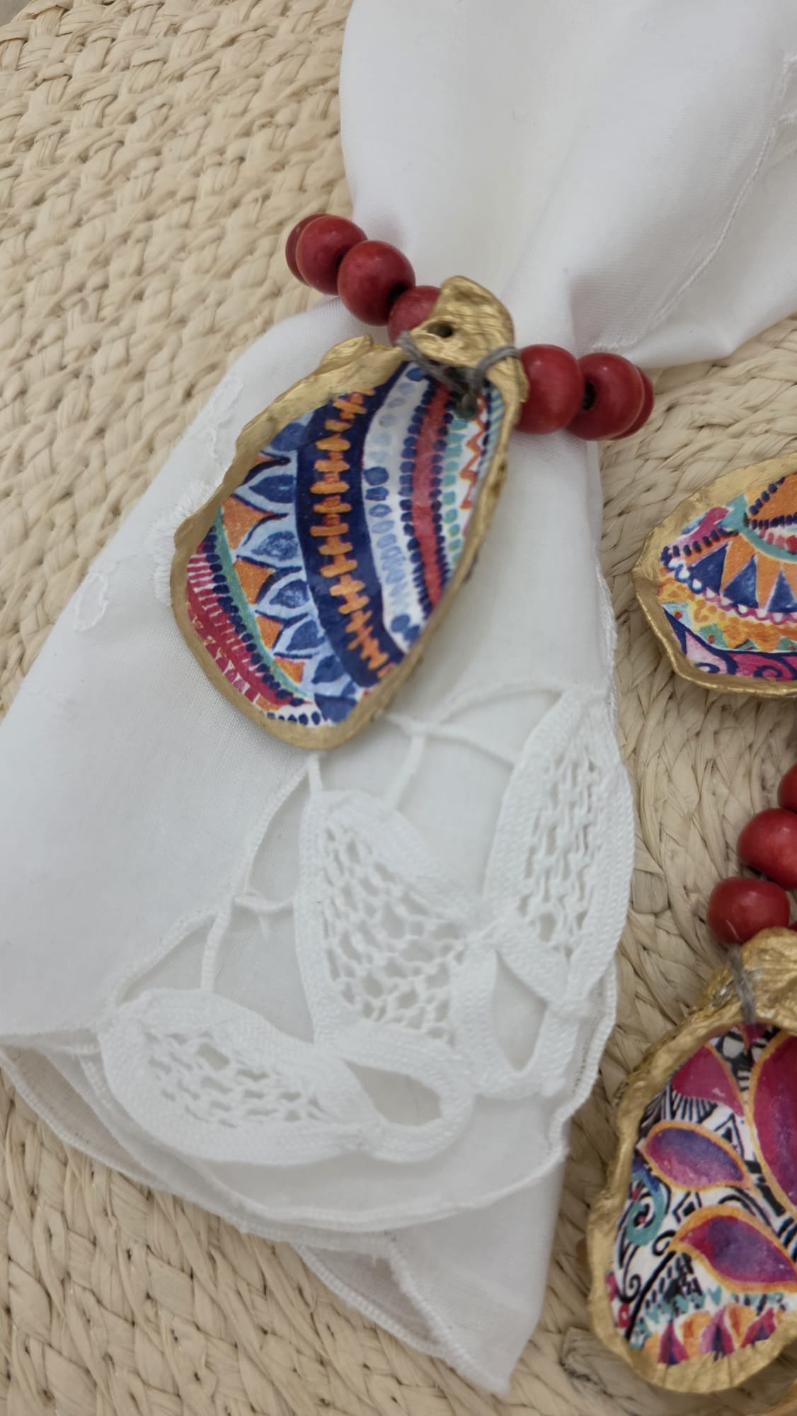 Servilletero artesanal de concha de ostión decorada con decoupage y cuentas de madera