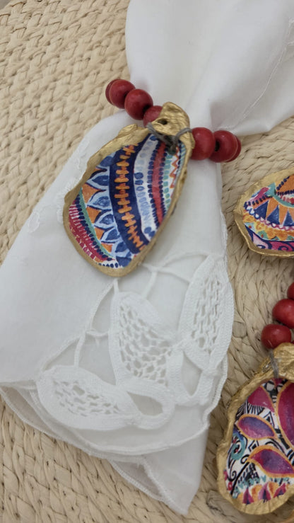Servilletero artesanal de concha de ostión decorada con decoupage y cuentas de madera
