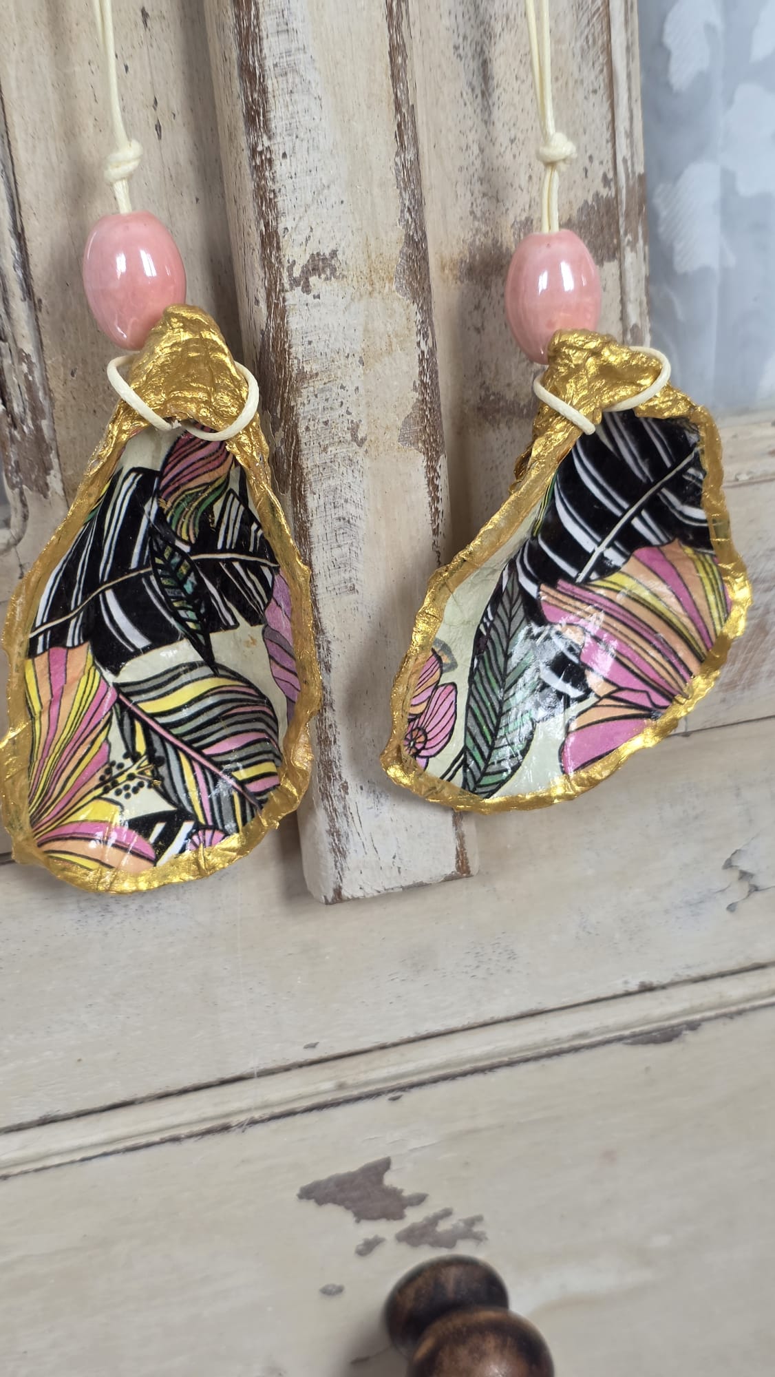 Cuelgapomos de conchas de ostiones