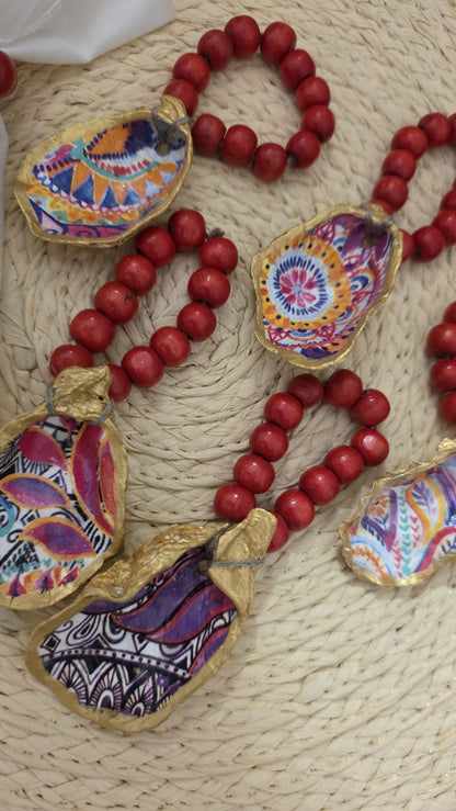 Servilletero artesanal de concha de ostión decorada con decoupage y cuentas de madera
