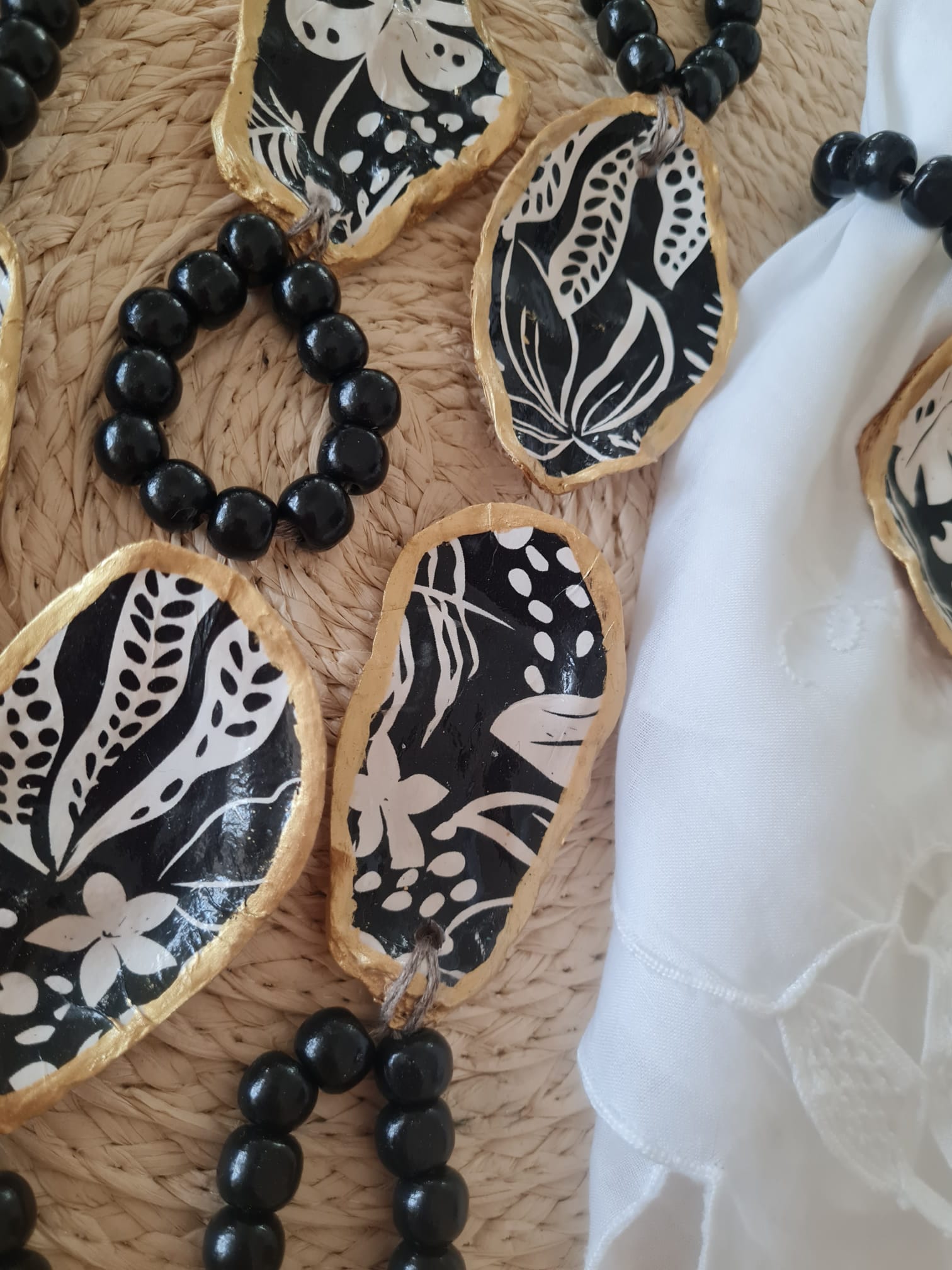 Servilletero artesanal de concha de ostión decorada con decoupage y cuentas de madera