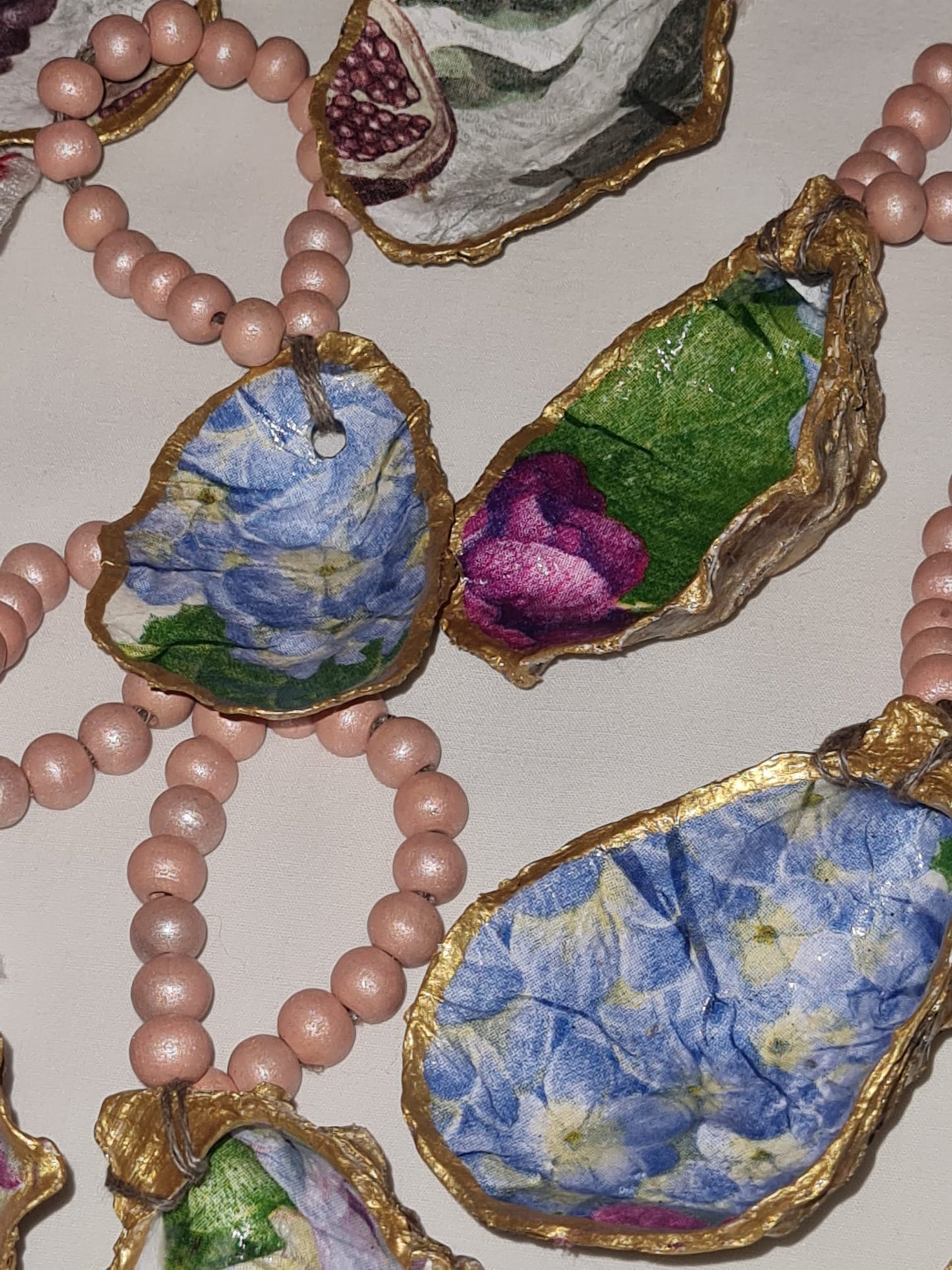 Servilletero artesanal de concha de ostión decorada con decoupage y cuentas de madera