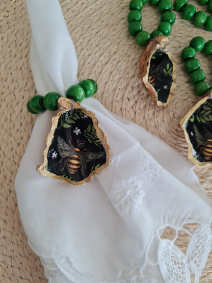 Servilletero artesanal de concha de ostión decorada con decoupage y cuentas de madera