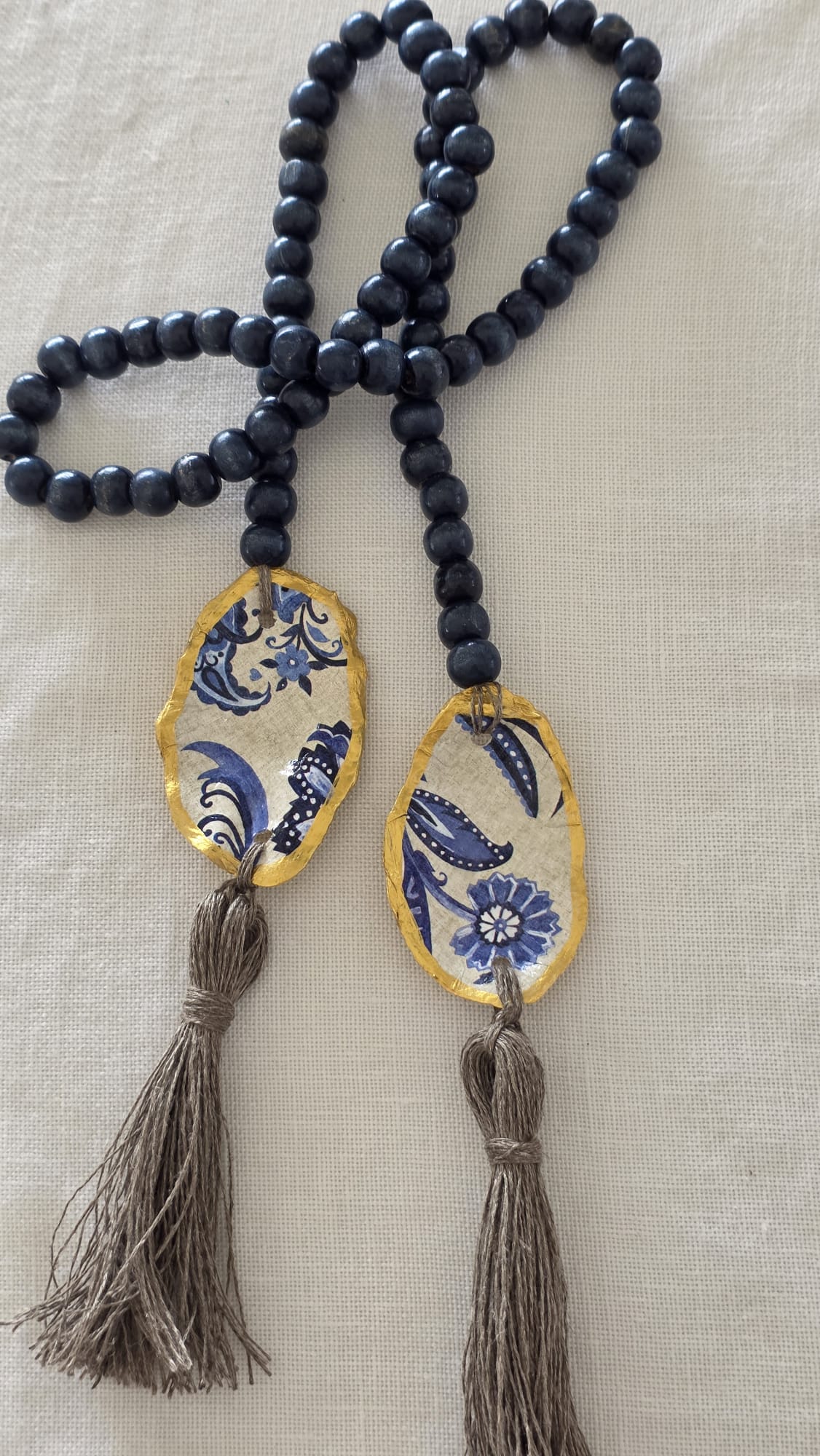 Adorno artesanal reciclado para jarrón realizado con conchas de ostiones del Carnaval de Cádiz, bolas de mara y pompones de lino