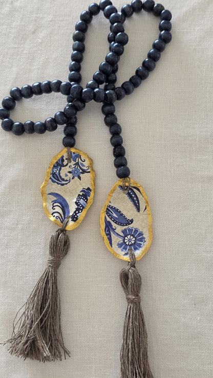 Adorno artesanal reciclado para jarrón realizado con conchas de ostiones del Carnaval de Cádiz, bolas de mara y pompones de lino