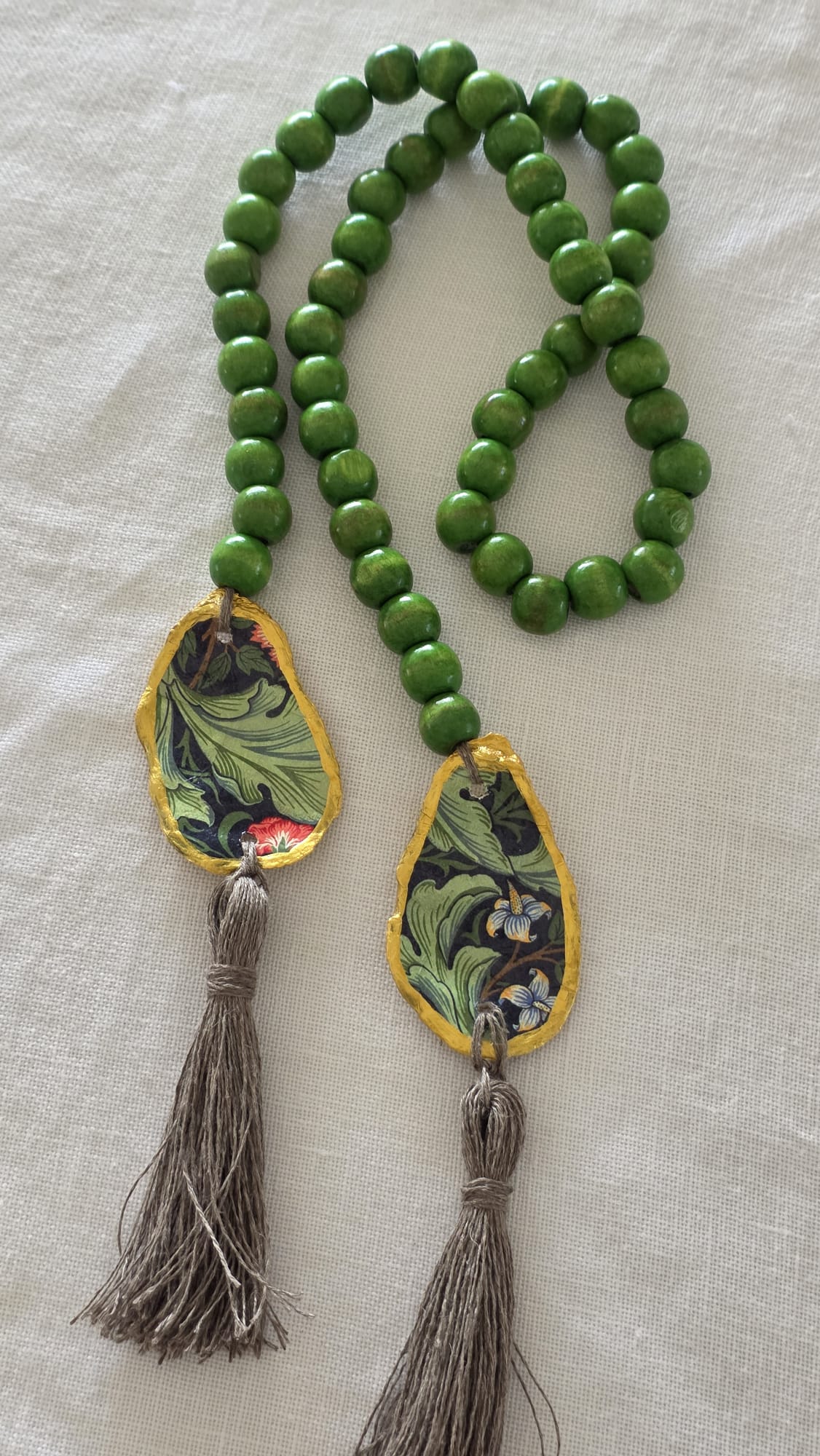 Adorno artesanal reciclado para jarrón realizado con conchas de ostiones del Carnaval de Cádiz, bolas de mara y pompones de lino