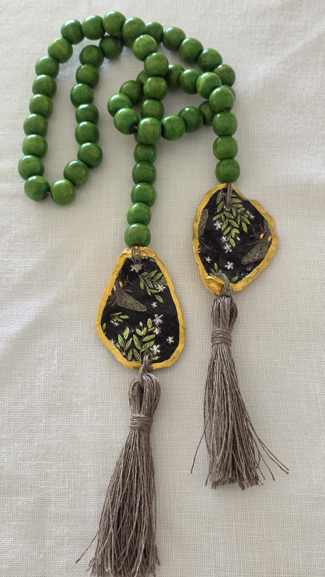 Adorno artesanal reciclado para jarrón realizado con conchas de ostiones del Carnaval de Cádiz, bolas de mara y pompones de lino