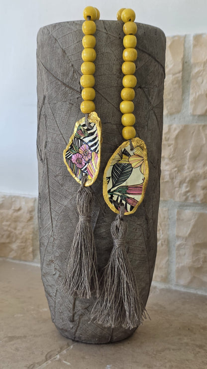 Adorno artesanal reciclado para jarrón realizado con conchas de ostiones del Carnaval de Cádiz, bolas de mara y pompones de lino