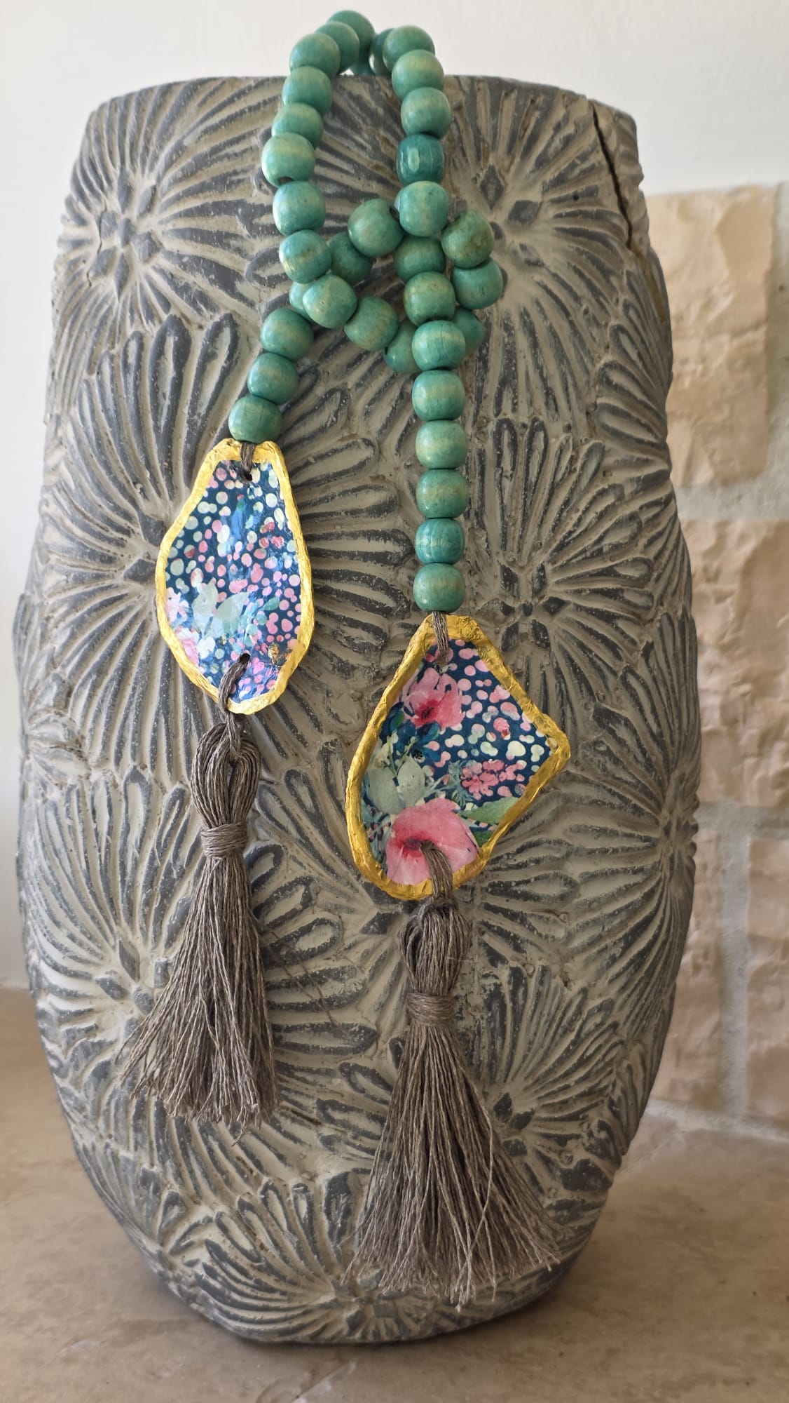 Adorno artesanal reciclado para jarrón realizado con conchas de ostiones del Carnaval de Cádiz, bolas de mara y pompones de lino