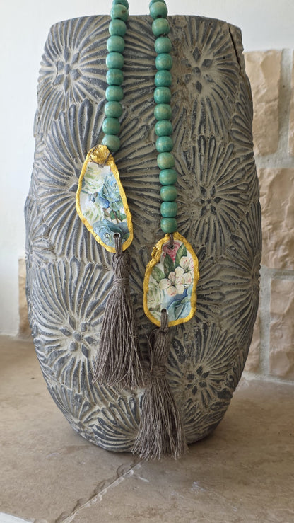 Adorno artesanal reciclado para jarrón realizado con conchas de ostiones del Carnaval de Cádiz, bolas de mara y pompones de lino