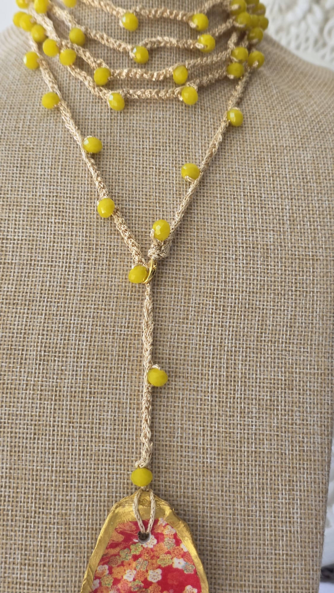 Collar de ganchillo con concha de ostión hecho a mano estilo boho mediterráneo