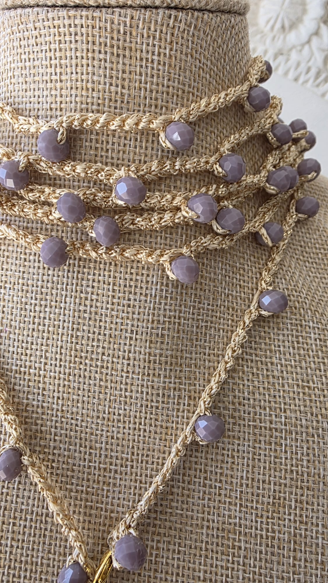 Collar de ganchillo con concha de ostión hecho a mano estilo boho mediterráneo