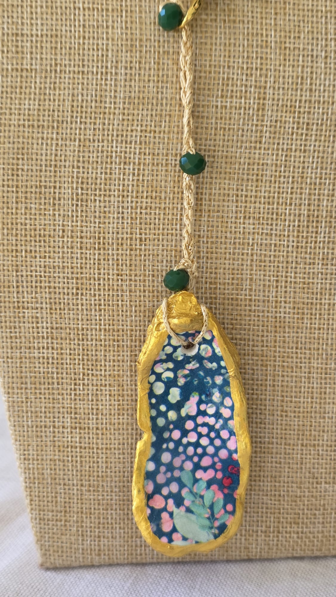 Collar de ganchillo con concha de ostión hecho a mano estilo boho mediterráneo