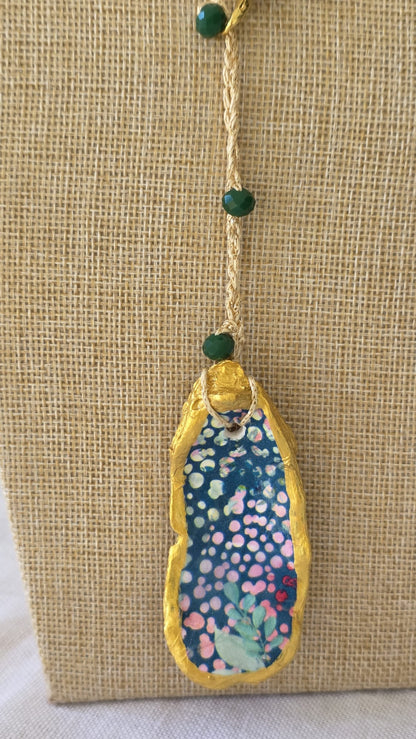Collar de ganchillo con concha de ostión hecho a mano estilo boho mediterráneo