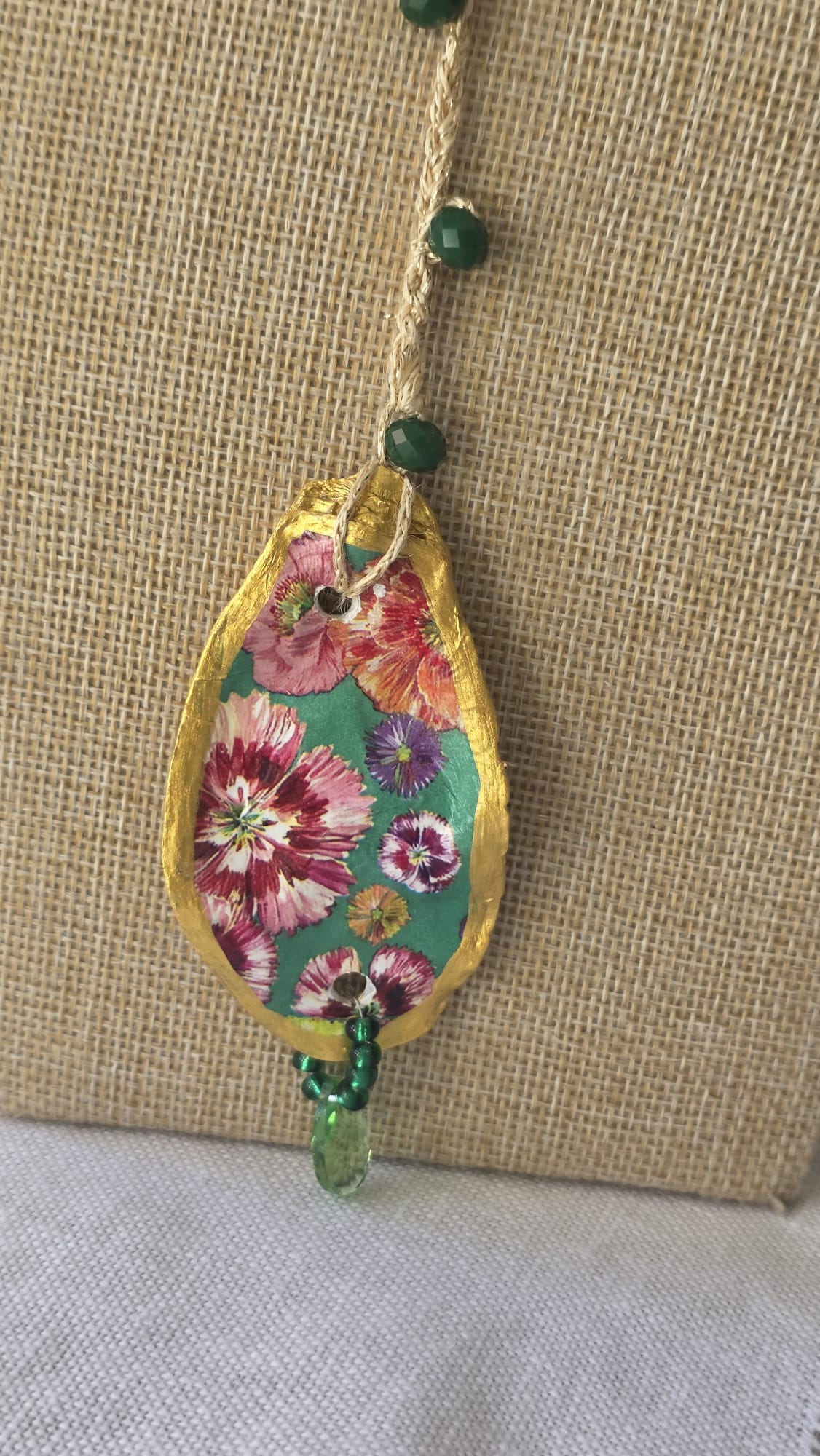 Collar de ganchillo con concha de ostión hecho a mano estilo boho mediterráneo