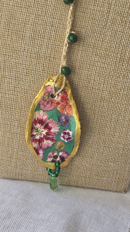 Collar de ganchillo con concha de ostión hecho a mano estilo boho mediterráneo