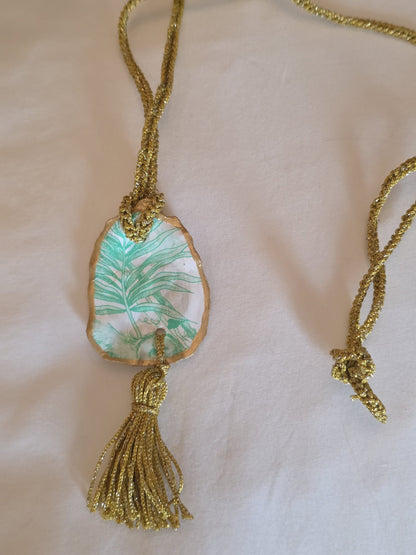 Collar artesanal con concha de ostión decorada con papel de arroz, cordón de ganchillo con hilo metalizado, pieza única inspirada en el Carvaval de Cádiz