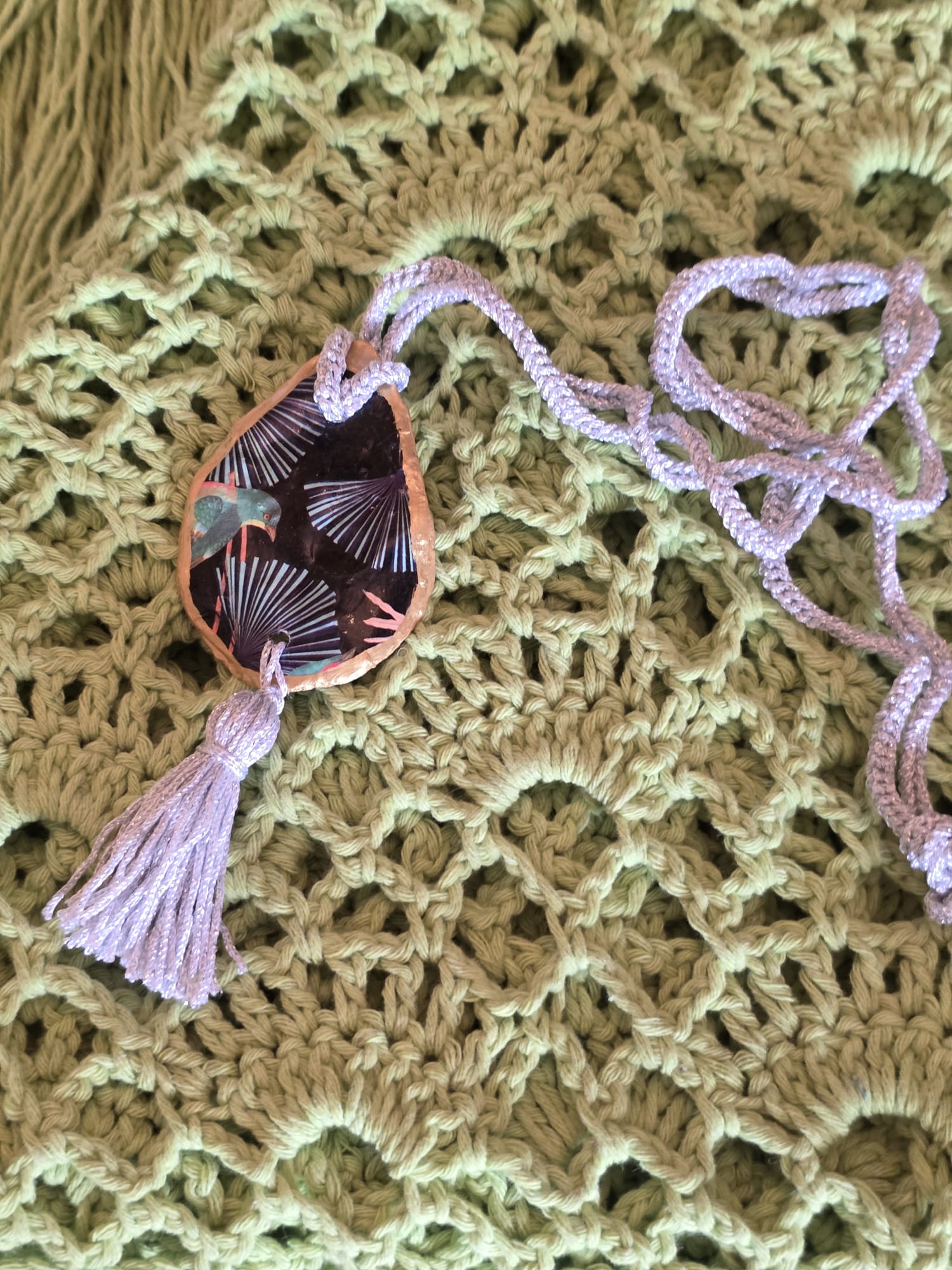 Collar artesanal con concha de ostión decorada con papel de arroz, cordón de ganchillo con hilo metalizado, pieza única inspirada en el Carvaval de Cádiz