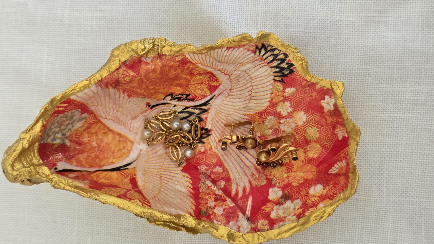 Vaciabolsillos artesanal hecho con concha de ostión decorada con 
decoupage. Ideal para decorar sobre mueble y dejar llaves, monedas, joyas...