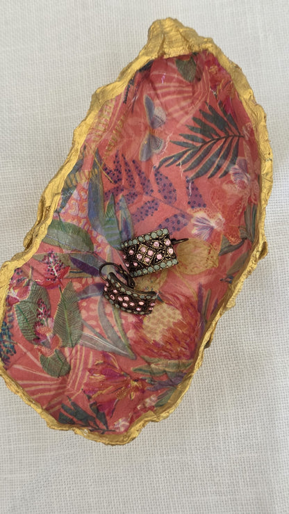 Vaciabolsillos artesanal hecho con concha de ostión decorada con 
decoupage. Ideal para decorar sobre mueble y dejar llaves, monedas, joyas...