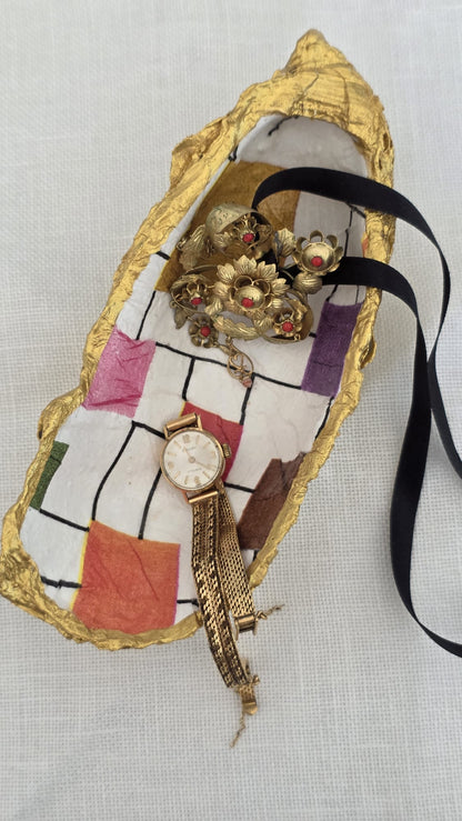 Vaciabolsillos artesanal hecho con concha de ostión decorada con 
decoupage. Ideal para decorar sobre mueble y dejar llaves, monedas, joyas...