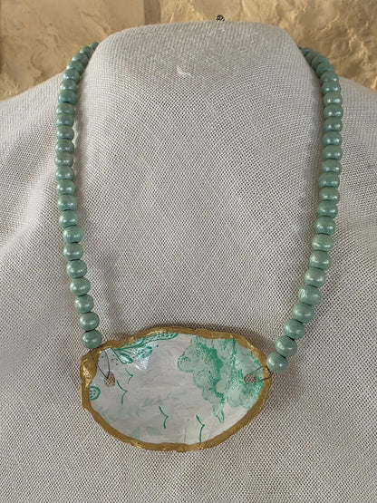 gargantilla artesanal con concha de ostión y cuentas de madera estilo boho hecha a mano