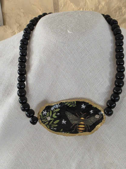 gargantilla artesanal con concha de ostión y cuentas de madera estilo boho hecha a mano