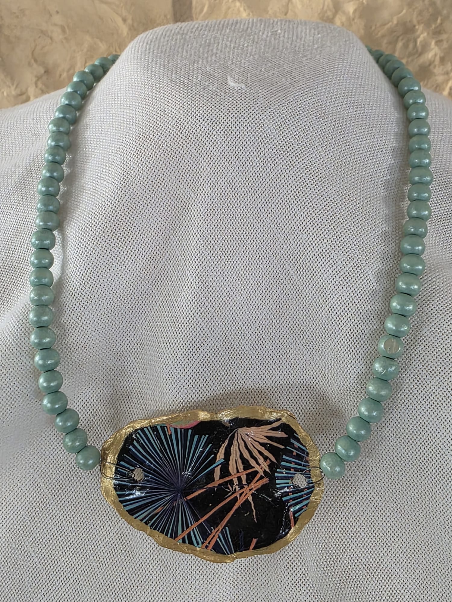 gargantilla artesanal con concha de ostión y cuentas de madera estilo boho hecha a mano