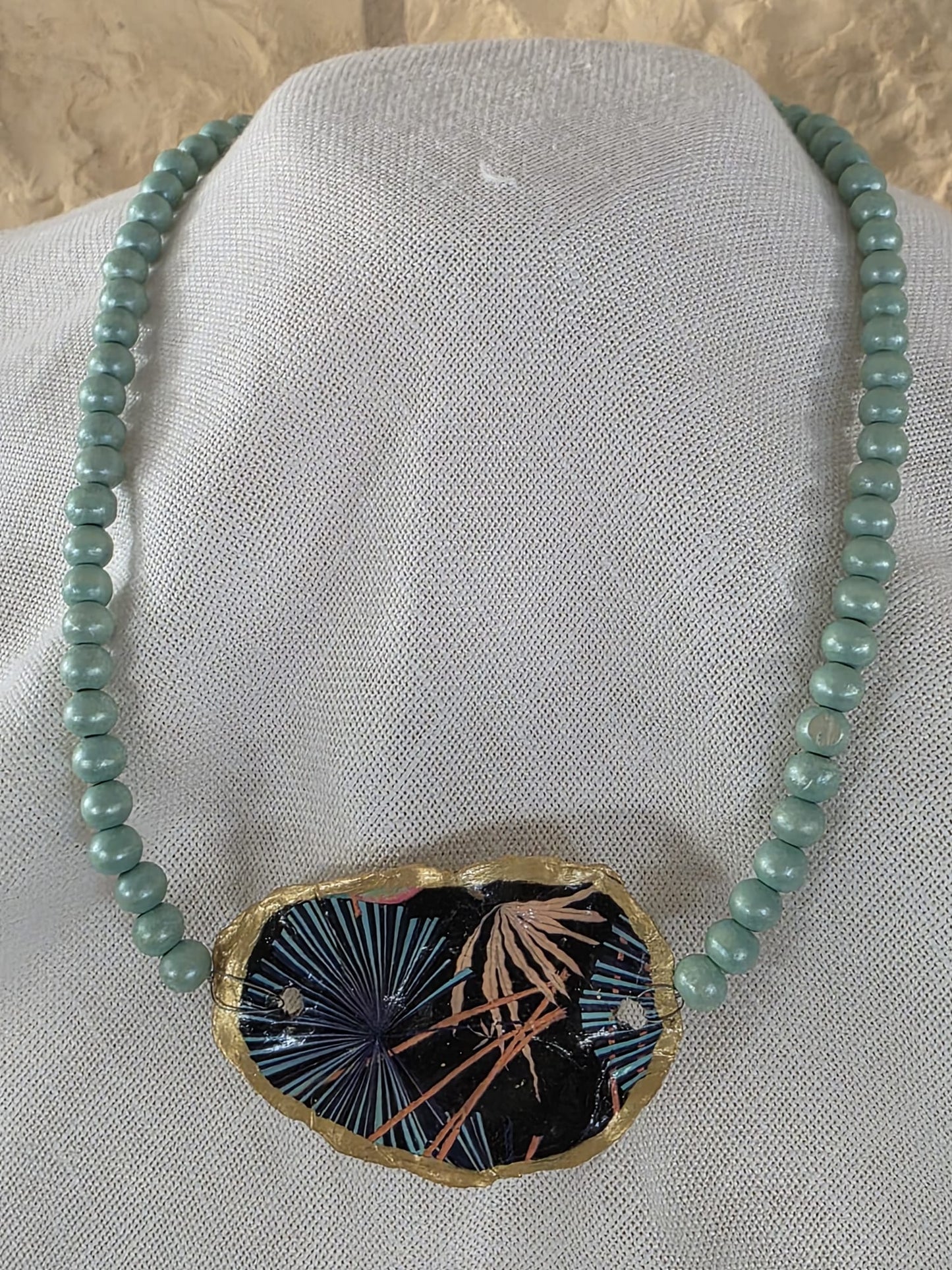 gargantilla artesanal con concha de ostión y cuentas de madera estilo boho hecha a mano
