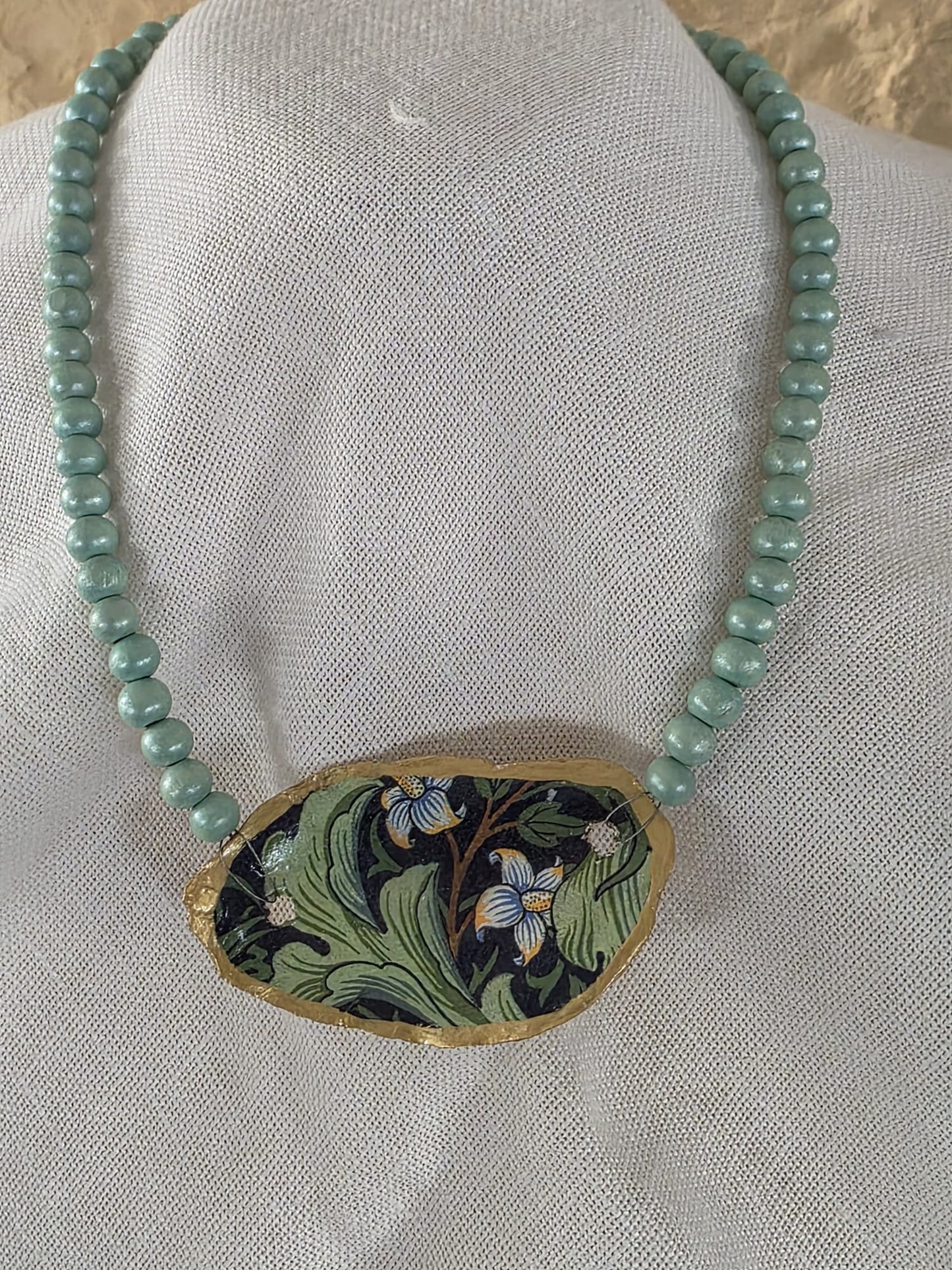 gargantilla artesanal con concha de ostión y cuentas de madera estilo boho hecha a mano