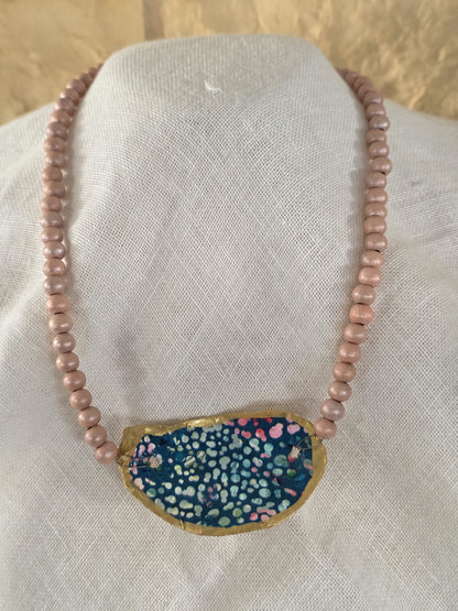 gargantilla artesanal con concha de ostión y cuentas de madera estilo boho hecha a mano