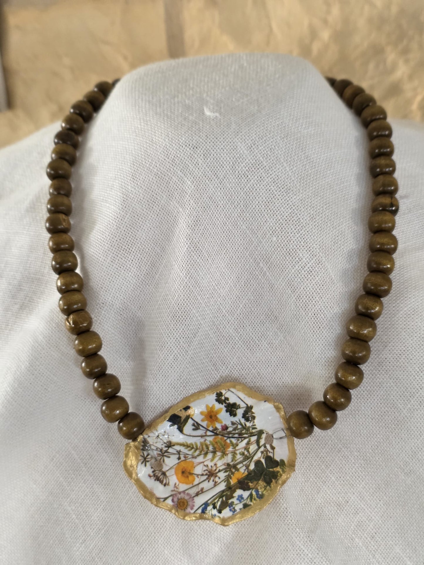 gargantilla artesanal con concha de ostión y cuentas de madera estilo boho hecha a mano