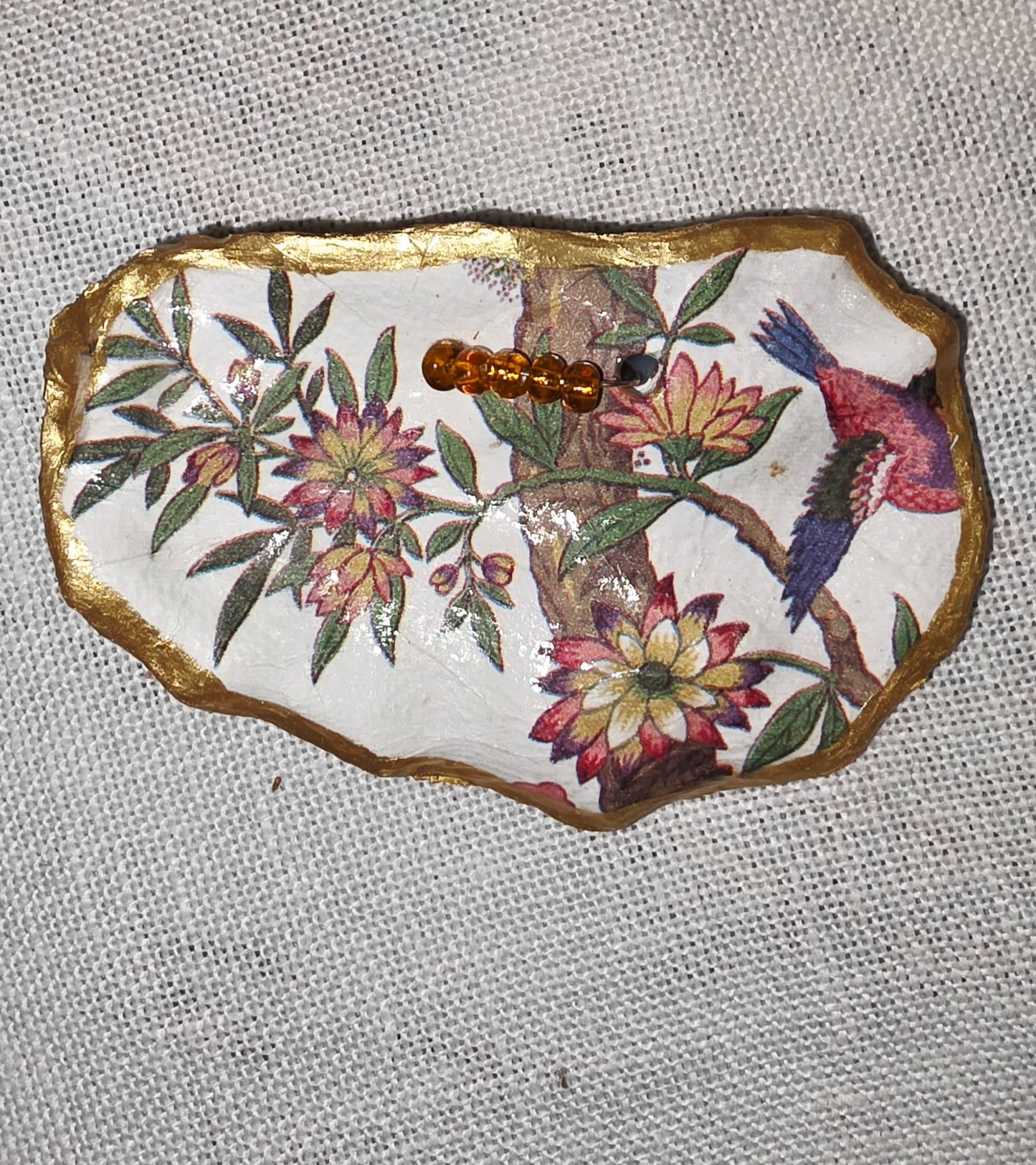 Broches artesanales con conchas de ostiones con decoupage