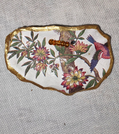 Broches artesanales con conchas de ostiones con decoupage