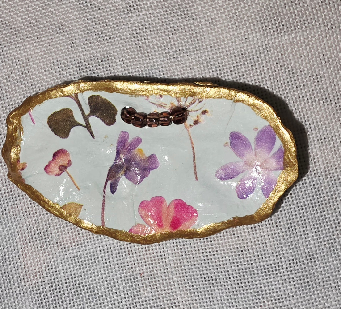 Broches artesanales con conchas de ostiones con decoupage