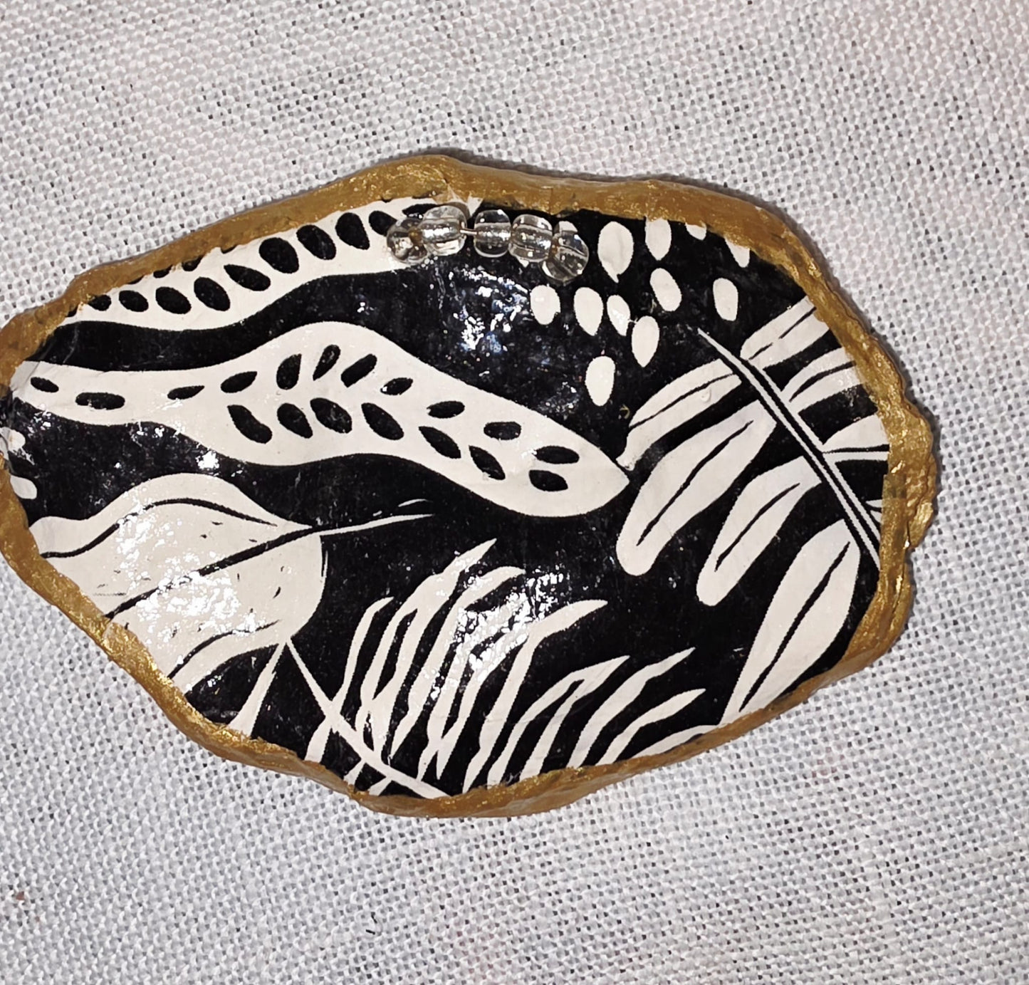 Broches artesanales con conchas de ostiones con decoupage