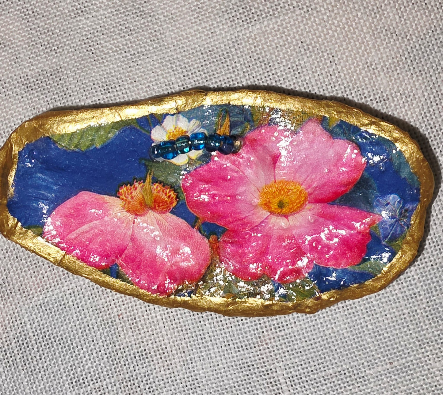 Broches artesanales con conchas de ostiones con decoupage