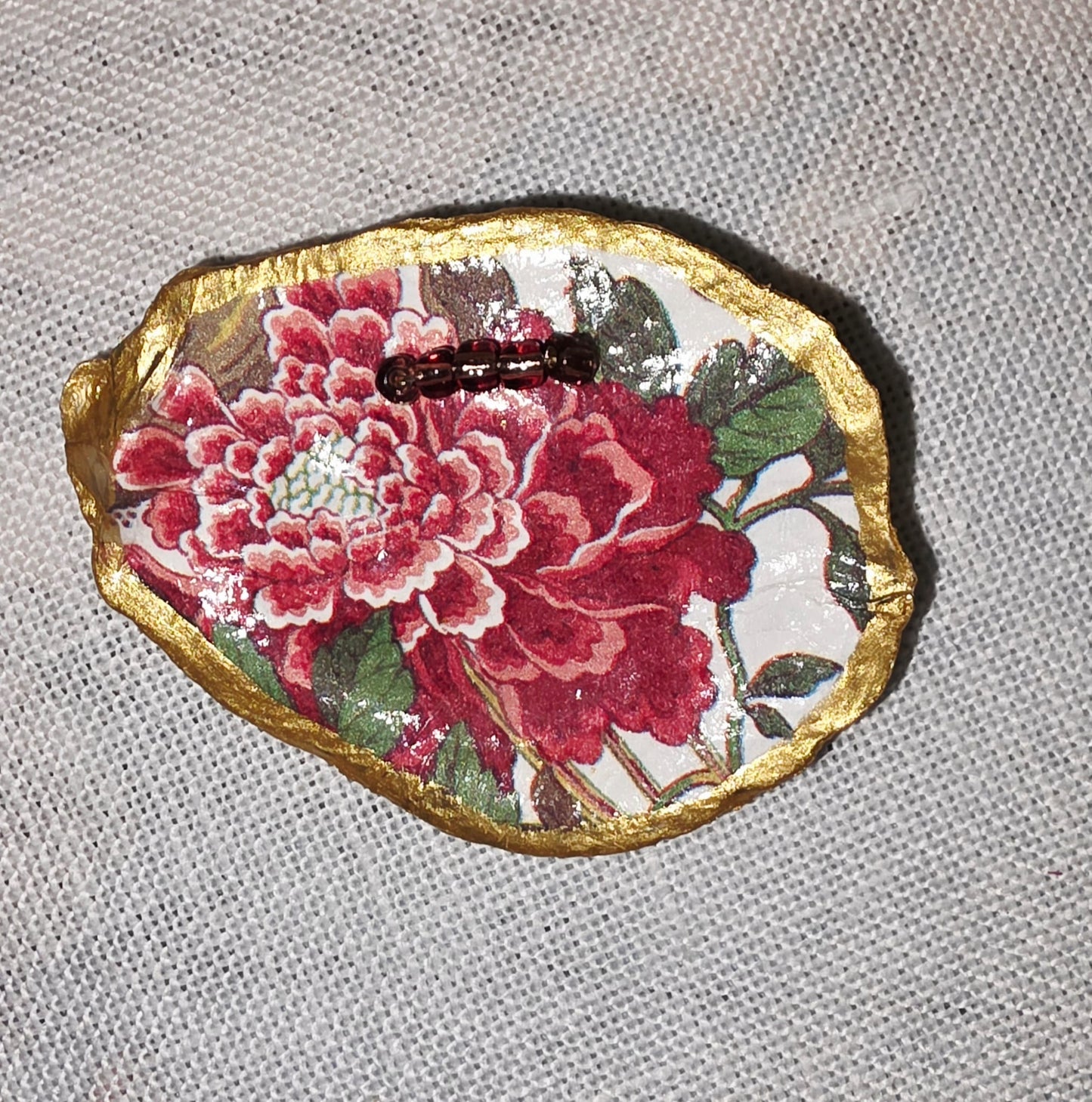 Broches artesanales con conchas de ostiones con decoupage