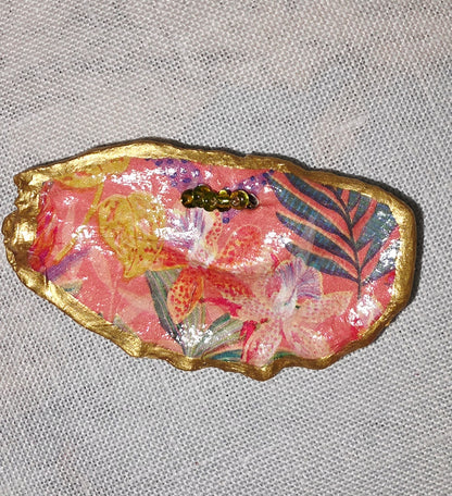 Broches artesanales con conchas de ostiones con decoupage