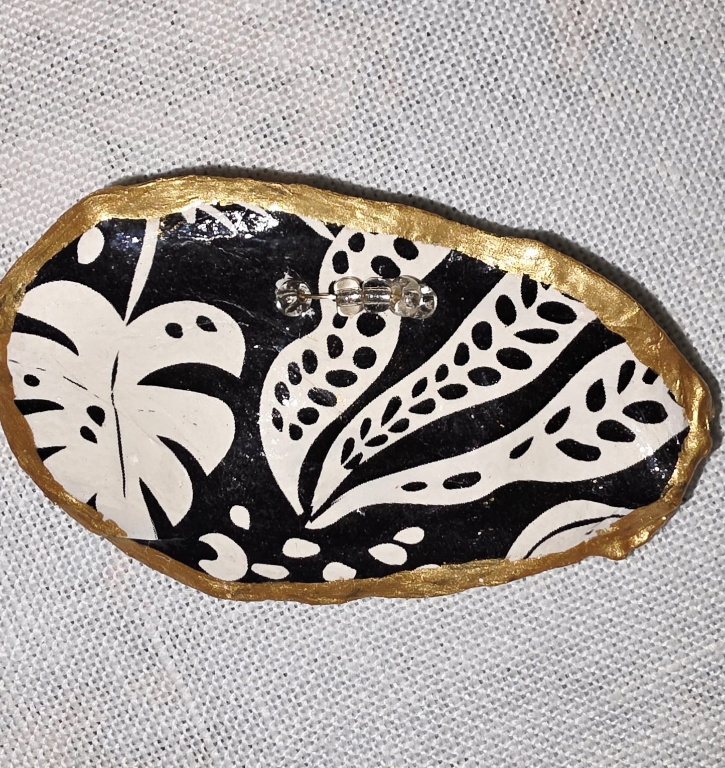 Broches artesanales con conchas de ostiones con decoupage