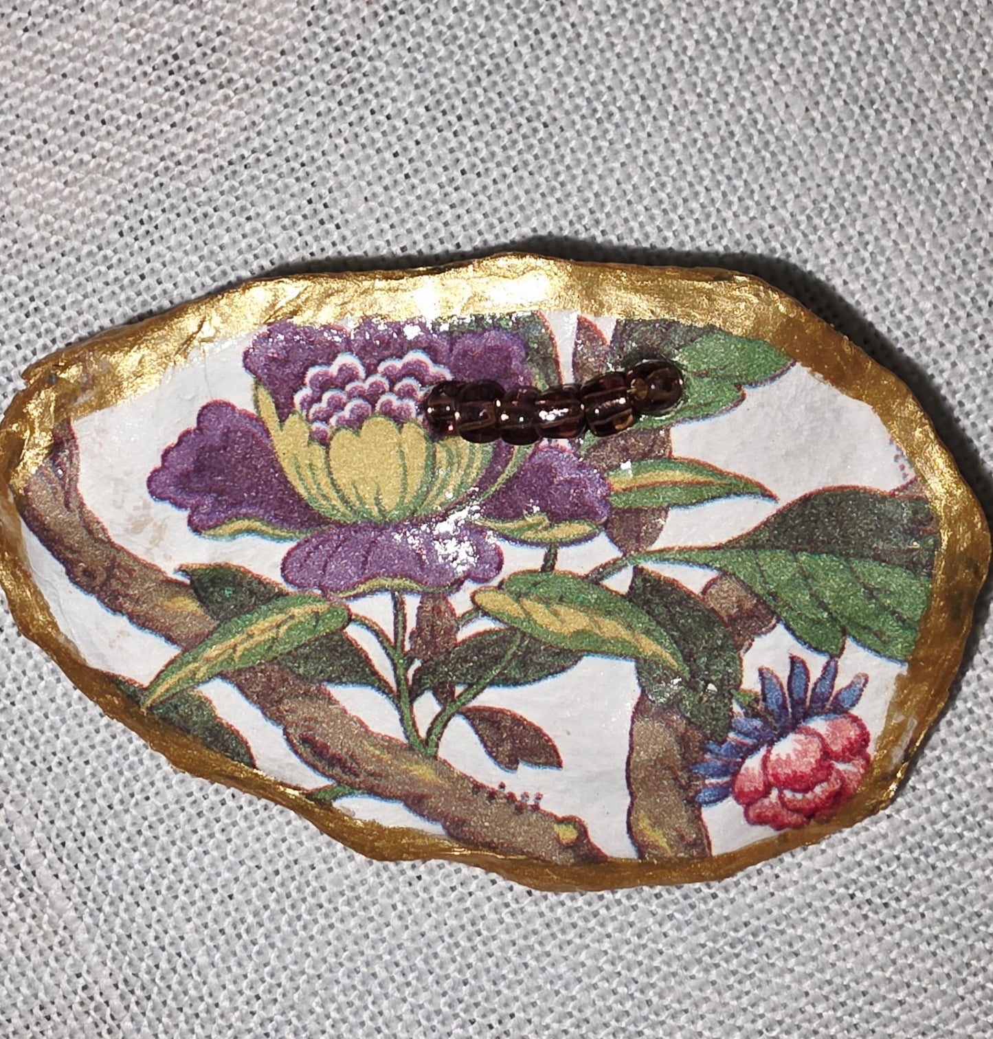 Broches artesanales con conchas de ostiones con decoupage