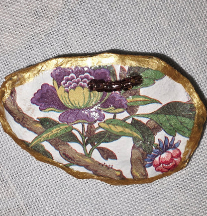 Broches artesanales con conchas de ostiones con decoupage