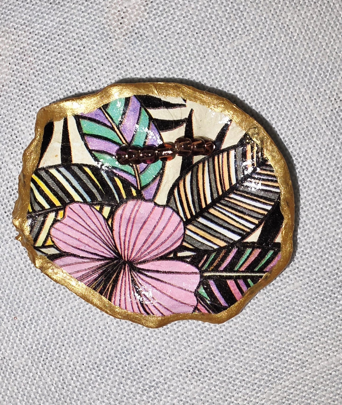 Broches artesanales con conchas de ostiones con decoupage