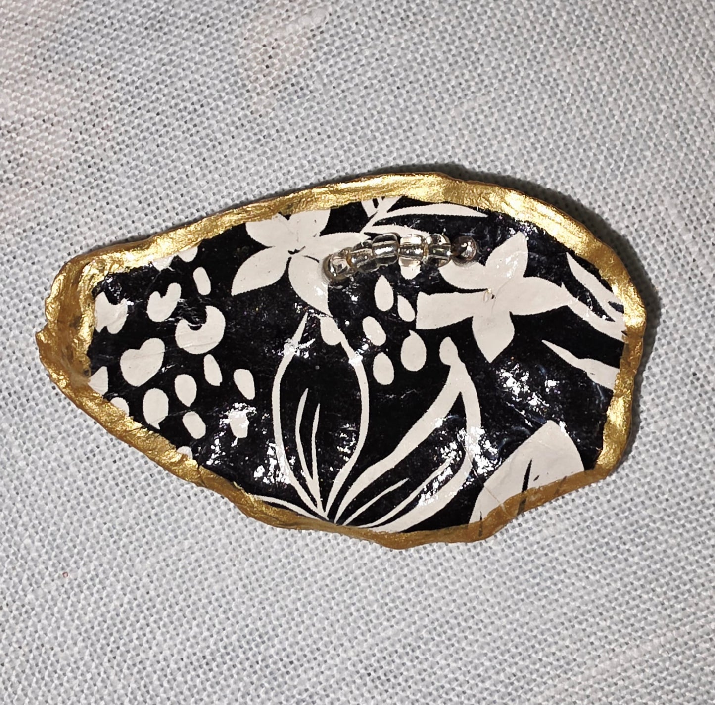 Broches artesanales con conchas de ostiones con decoupage