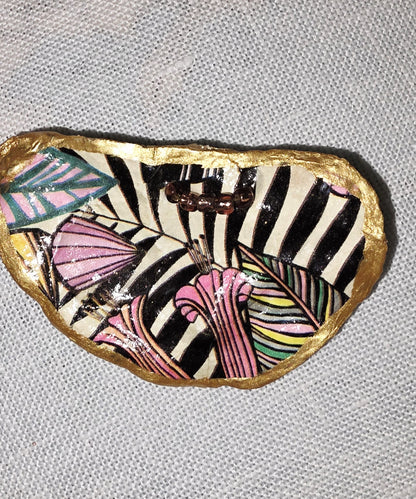 Broches artesanales con conchas de ostiones con decoupage